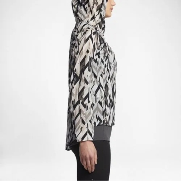 Nike Women's Impossibly Light Print Packable Running Jacket - Picture 5 of 11